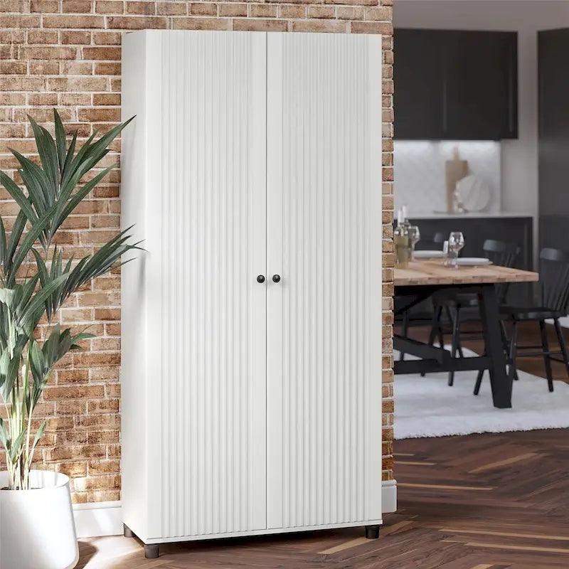 Meuble de rangement blanc à 2 portes cannelées de 36 po de largeur